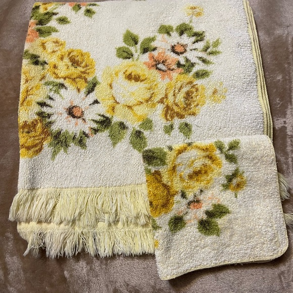 Other - Vintage Floral yellow Towel Set with Fringe by Fieldcrest!
